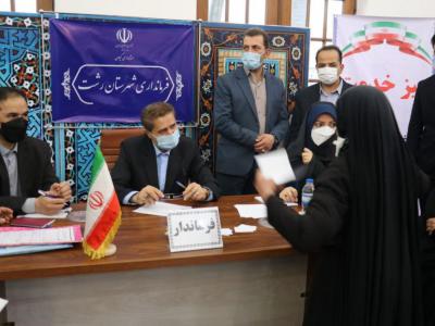 با حضور فرماندار رشت، صورت پذیرفت؛ برپایی میز خدمت جهادی در مصلی رشت