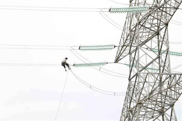 به منظور توسعه زیرساخت‌ها و ایجاد ظرفیت‌های زیربنایی و تولیدی:مگا پروژه خط چهار مداره ۶۳ کیلوولت نفوت- قلی پور- غرب رشت احداث می‌شود