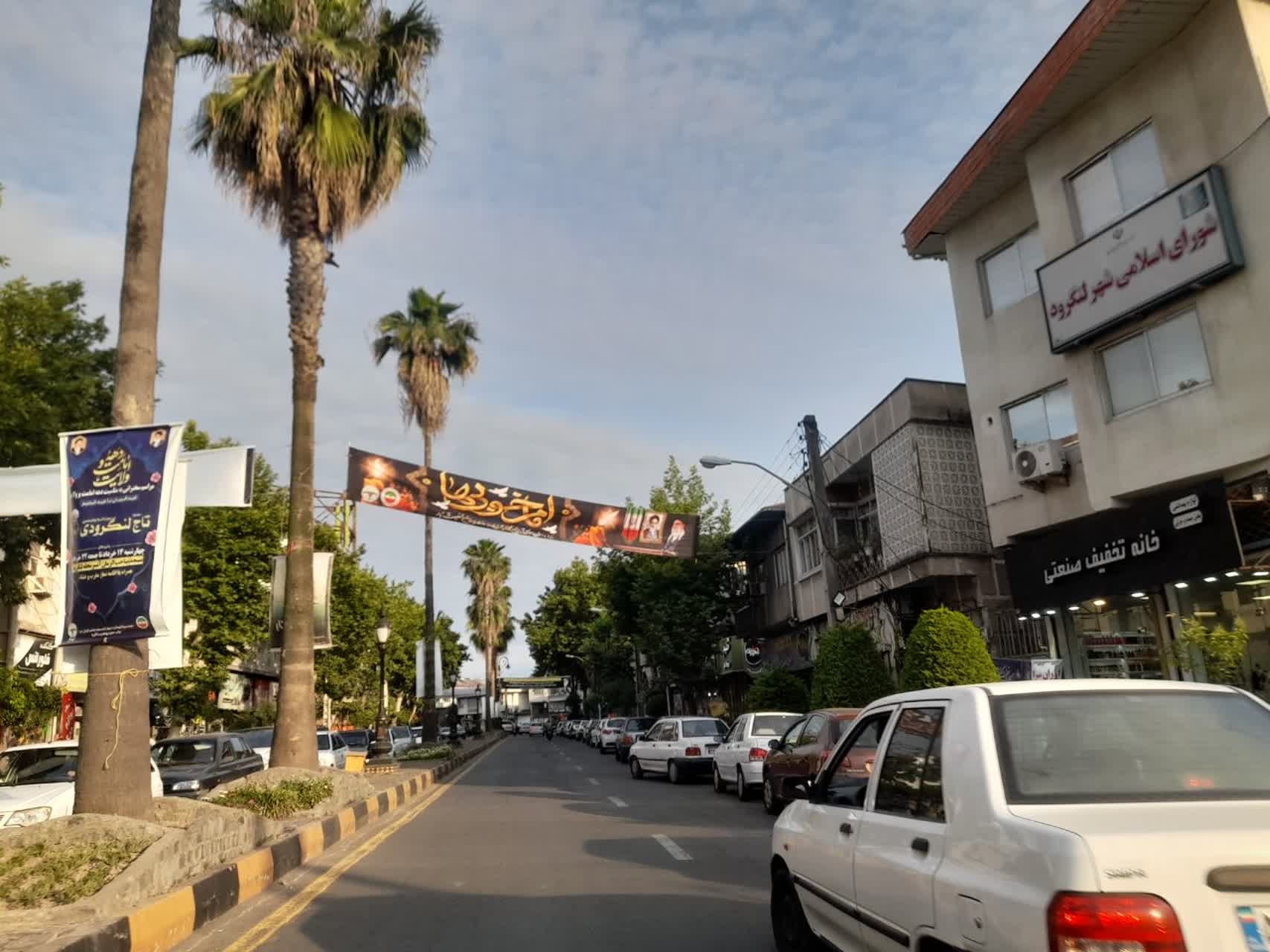 اختصاصی همای خبر/فضاسازی سطح شهر لنگرود بمناسبت گرامیداشت رحلت امام(ره)و قیام ۱۵خرداد